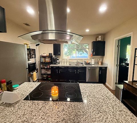 4th image of 417 Pleasant St