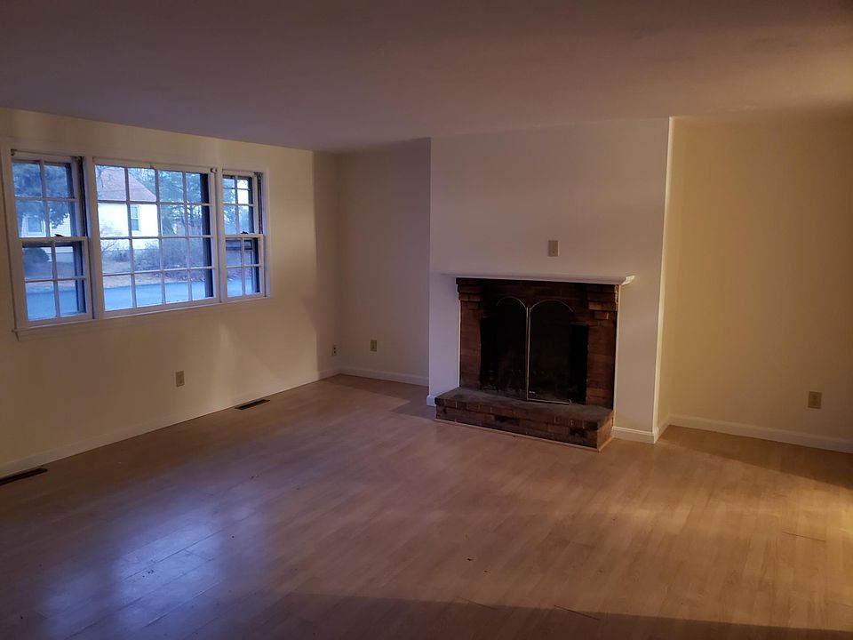 2nd image of 17 College Rd
