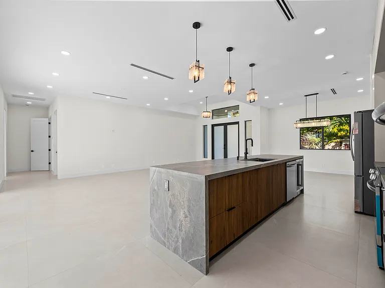 621 NW 42nd Ave — Photo 13