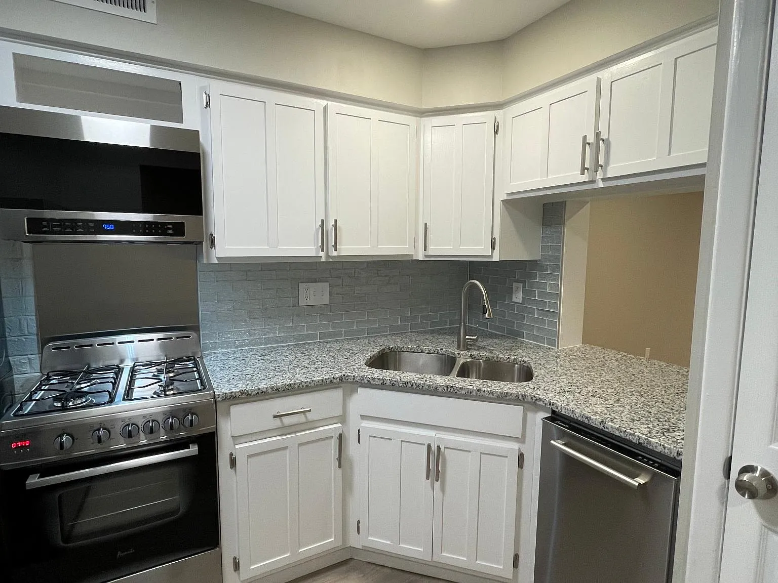 2 bed, 1.5 bath, 980 sqft, $1,275 — Photo 1