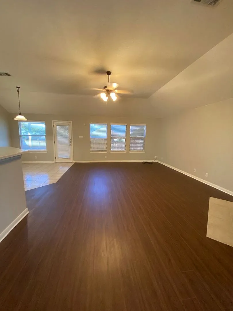 Nice One Story Home In Highland Park — Photo 2