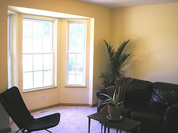 Family room w/bay window