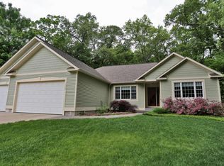 18087 Woodland Trl, Spring Lake, MI 49456
