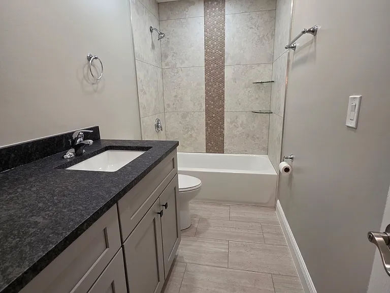 4836 Marine Dr — Photo 12