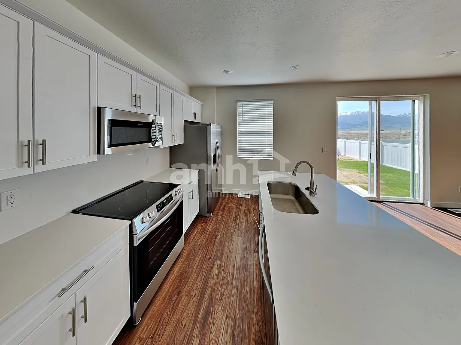 4 bed, 3.5 bath, 2236 sqft, $2,400 — Photo 3