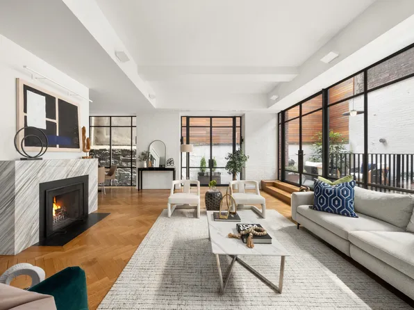 301 East 52nd Street GDN image 2 of 17