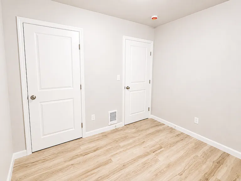 340 Ahlers Ave N — Photo 8