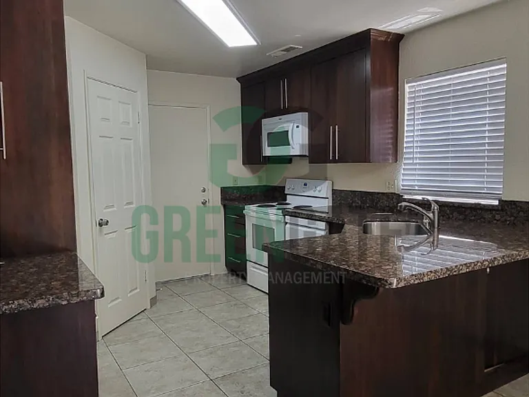 2428 Woodvale Dr — Photo 11