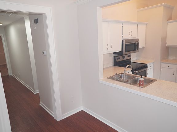 4th image of 1133 Oakcrest Dr