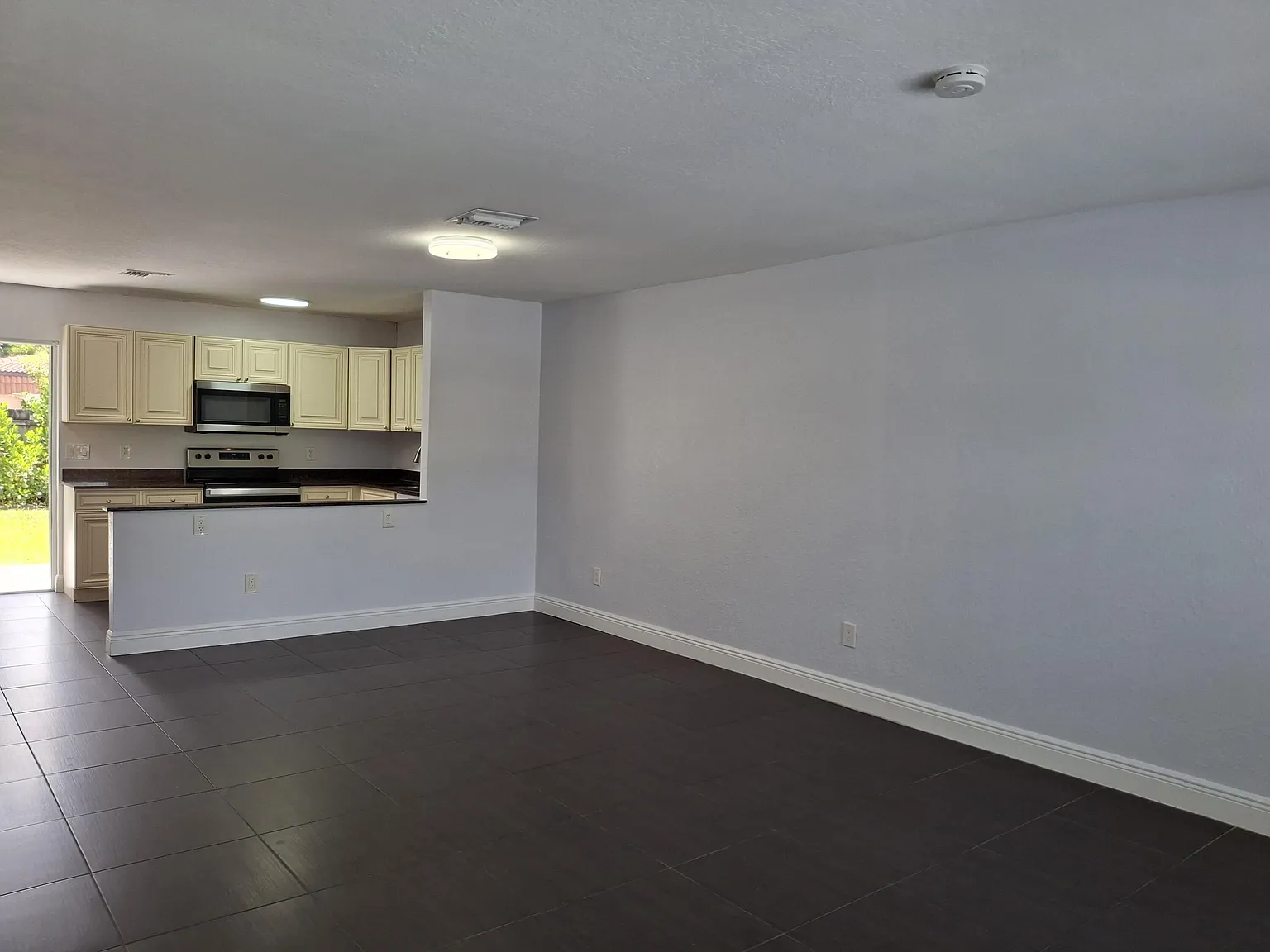 3 bed, 2.0 bath, 1326 sqft, $3,000 — Photo 4