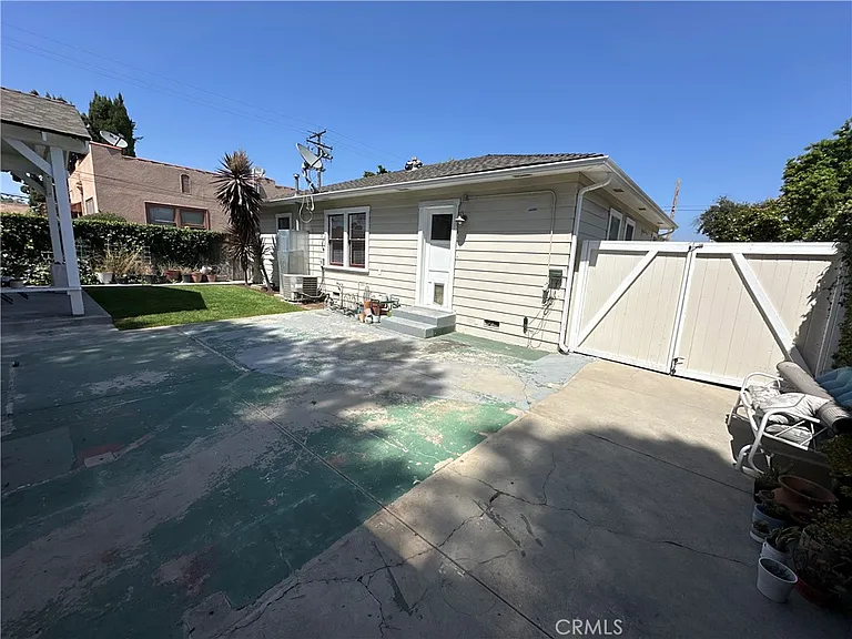 210 S Bush St — Photo 43