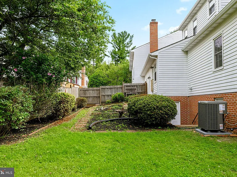 561 Tiffany Ct — Photo 37