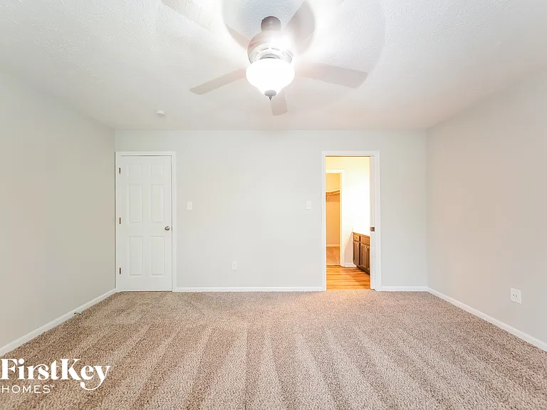825 Country Ln — Photo 4