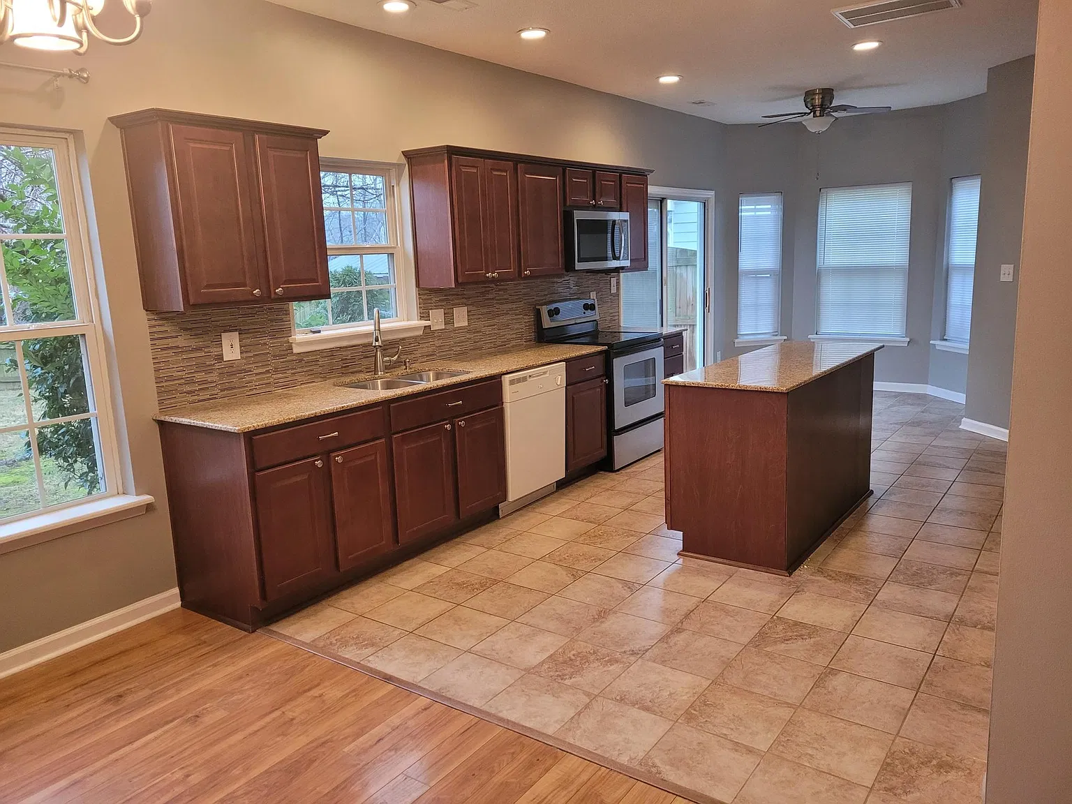 3 bed, 2.5 bath, 1622 sqft, $2,050 — Photo 4