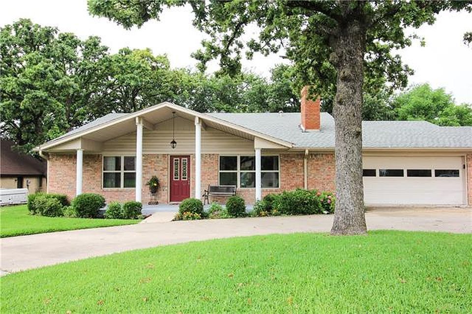 Front view, half circle driveway