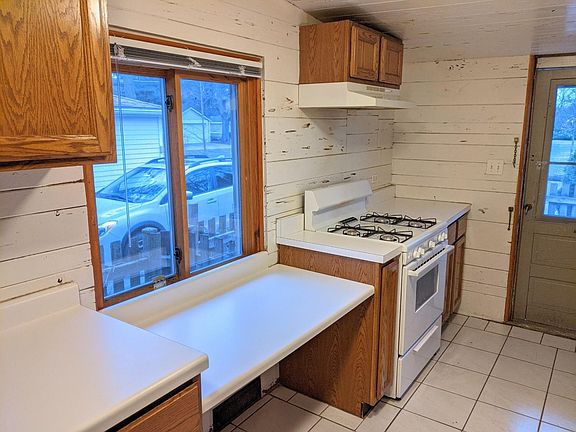 Gas stove and range hood