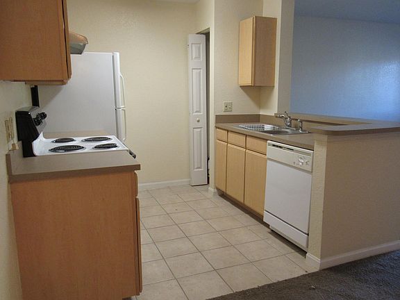 5th image of 940 Village Trl Unit 9-203