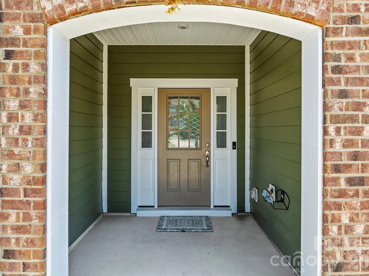 3 bed, 2.5 bath, 1713 sqft, $2,400 — Photo 2