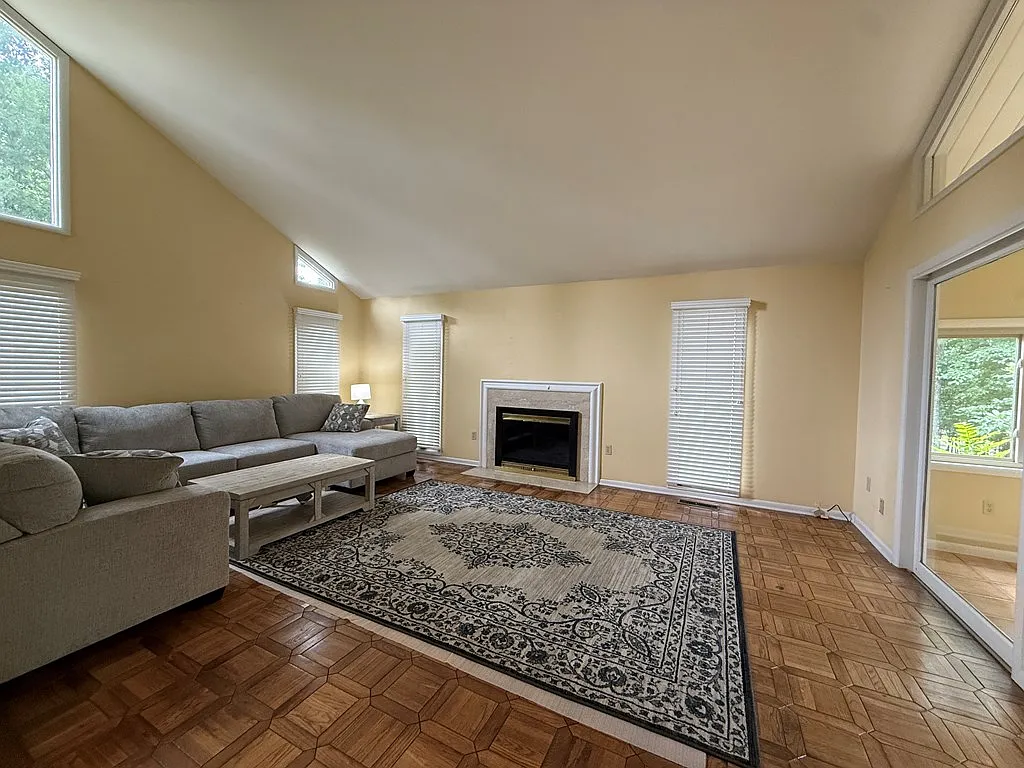 3 bed, 3.0 bath, 2736 sqft, $2,100 — Photo 3