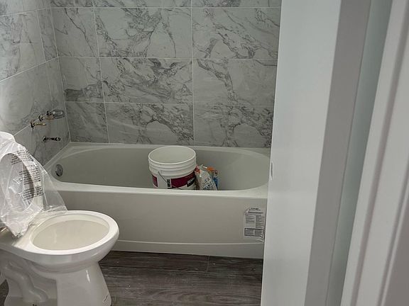 3rd image of 2302 Oak St APT 6