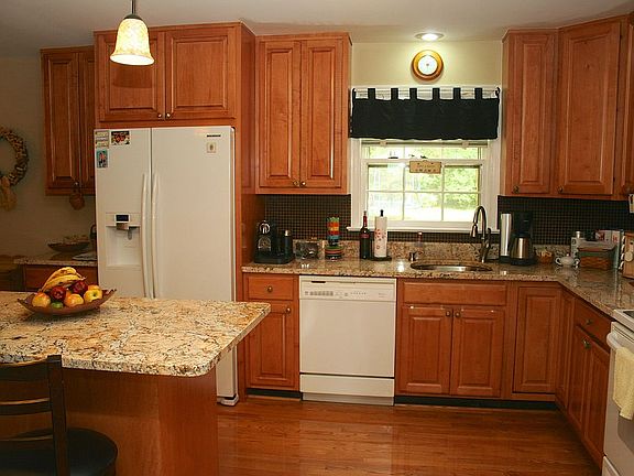 Stunning Gourmet Kitchen!