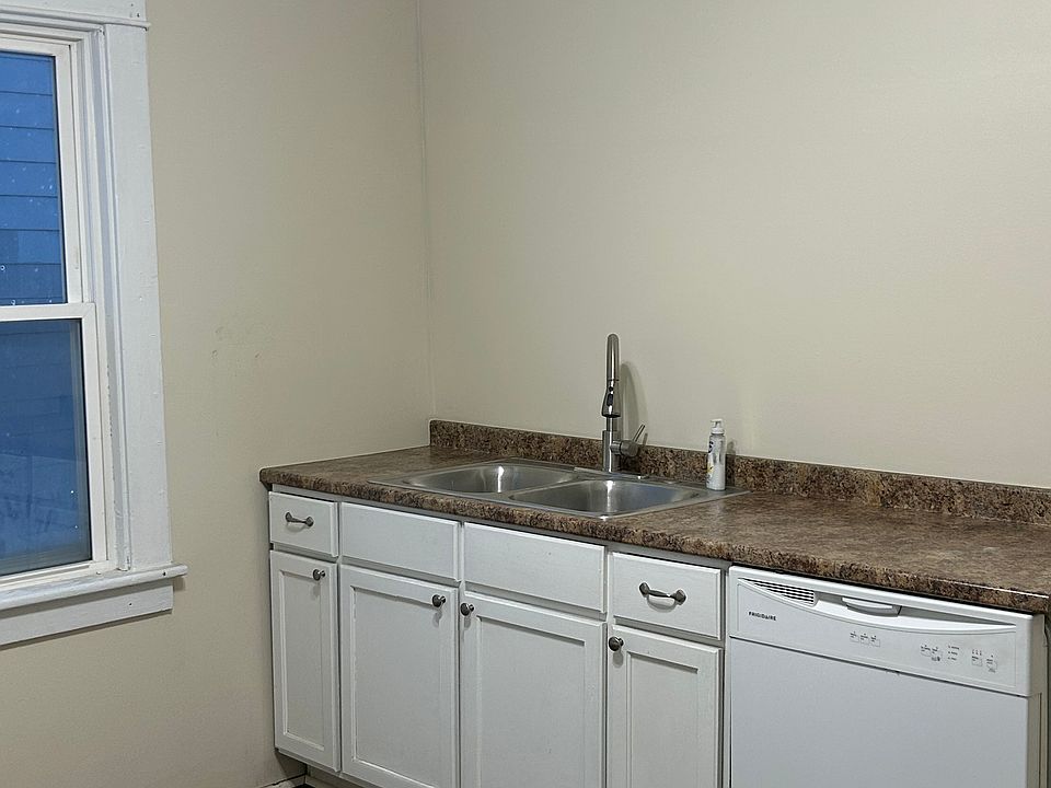 2nd image of 15 Meriden St