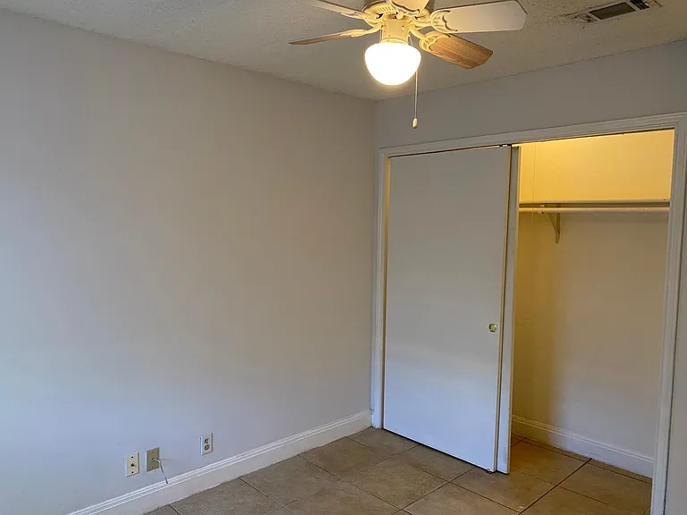 904 King Albert St #B — Photo 14