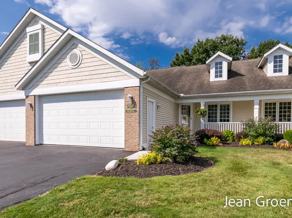 1723 W Clearwater Dr, Zeeland, MI 49464