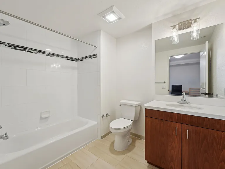 Addison Arts Apartments — Photo 42