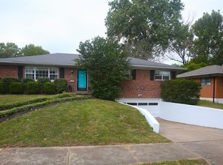 941 Briarwood Ln, Saint Louis, MO