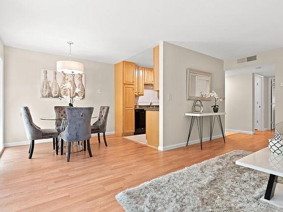 3rd image of 282 Tradewinds Dr APT 4