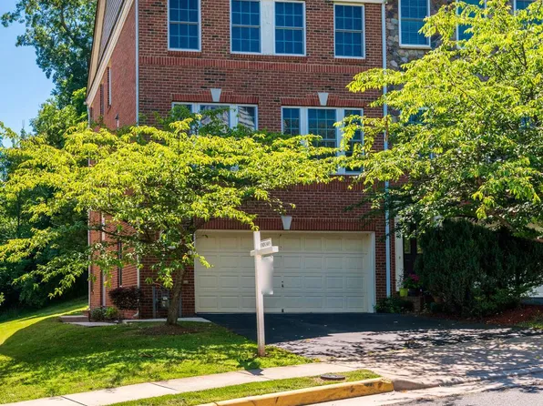 20308 Center Brook Sq, Sterling, VA 20165