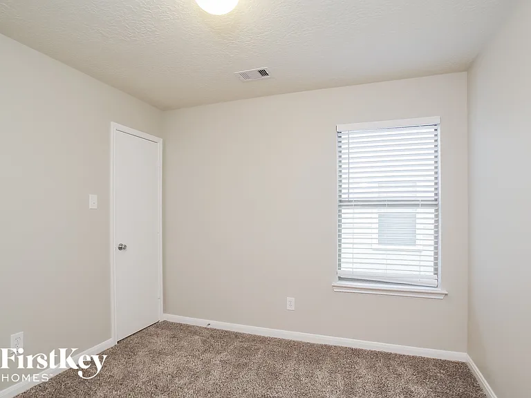 3043 Legends York Dr — Photo 9
