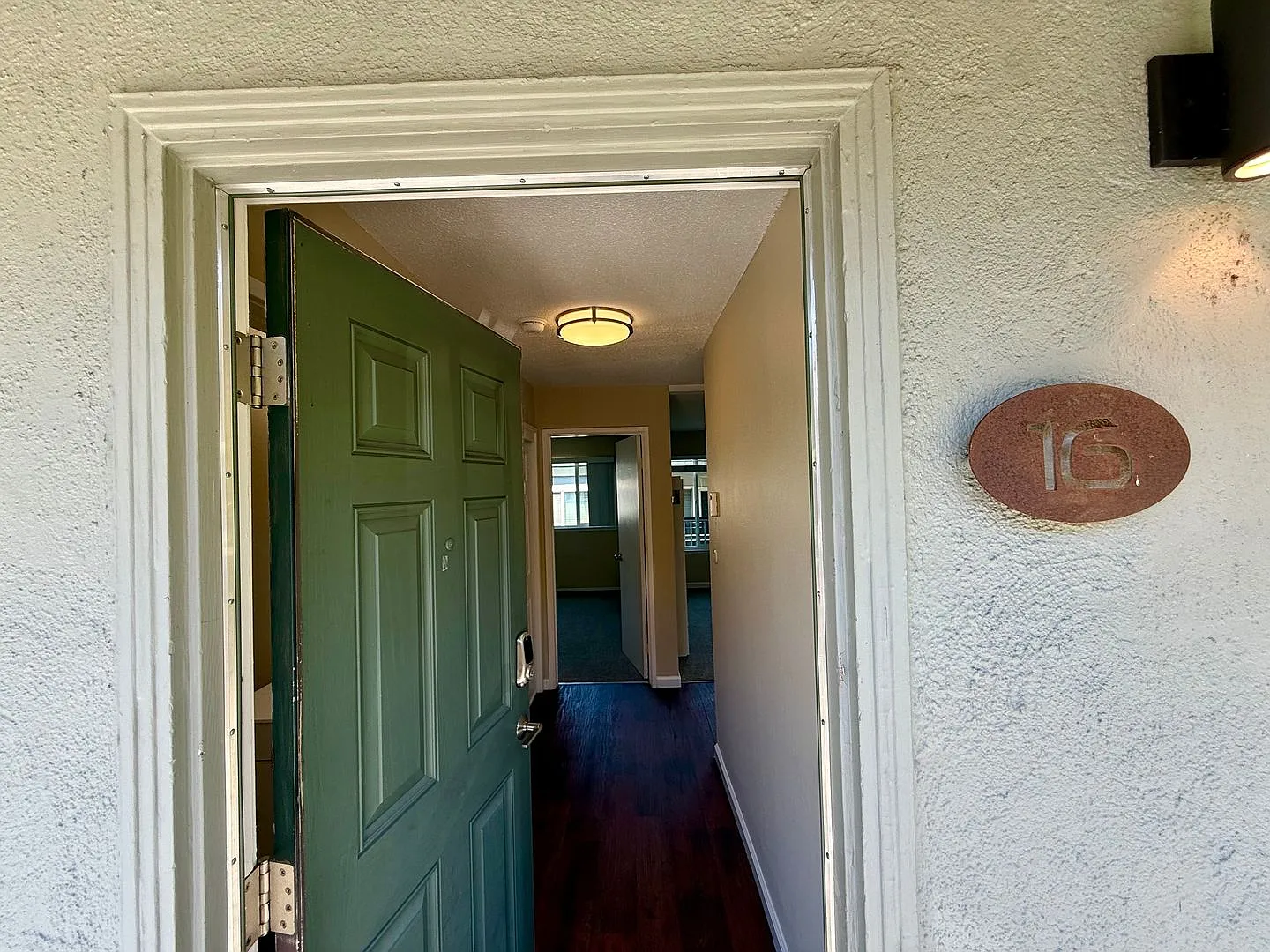 Top Floor San Rafael 1BR w/ Deck - One Month Free! — Photo 2
