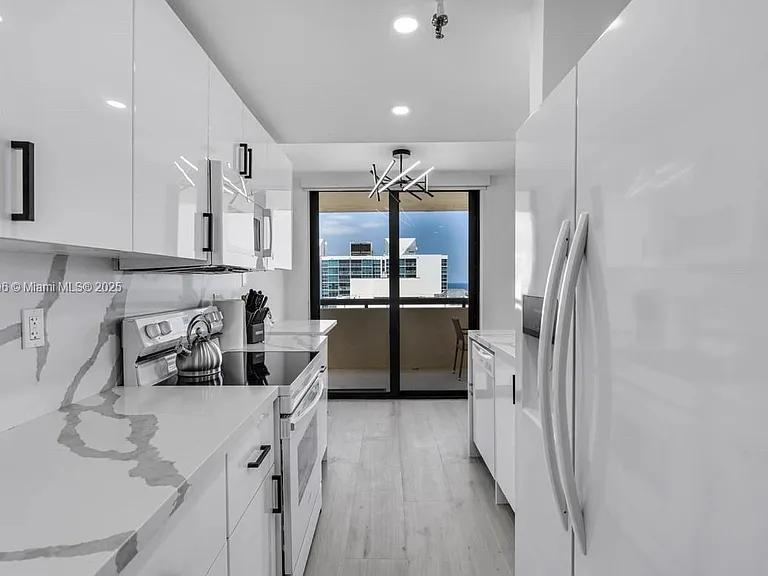 2555 Collins Ave #2200 — Photo 20