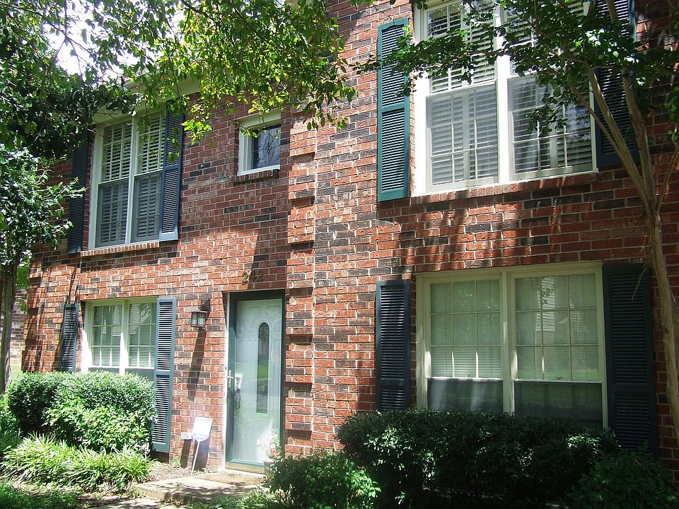 Nice landscaping at walkway 