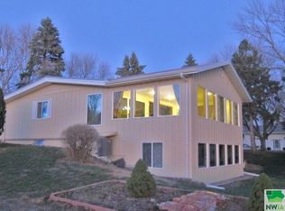 849 Valley View Dr, Vermillion, SD 57069