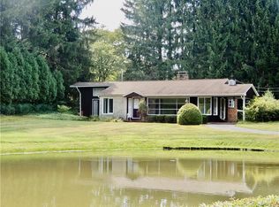 11 Country Club Rd, Grove City, PA 16127