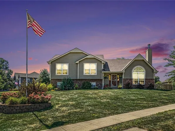 220 Woodhaven Dr, Smithville, MO 64089