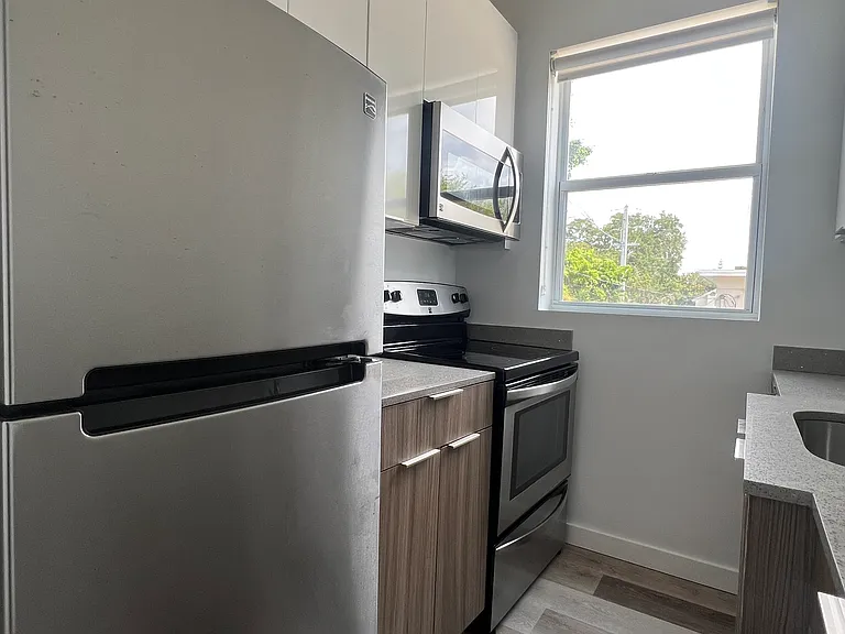 1814 SW 22nd Ave #11 — Photo 8