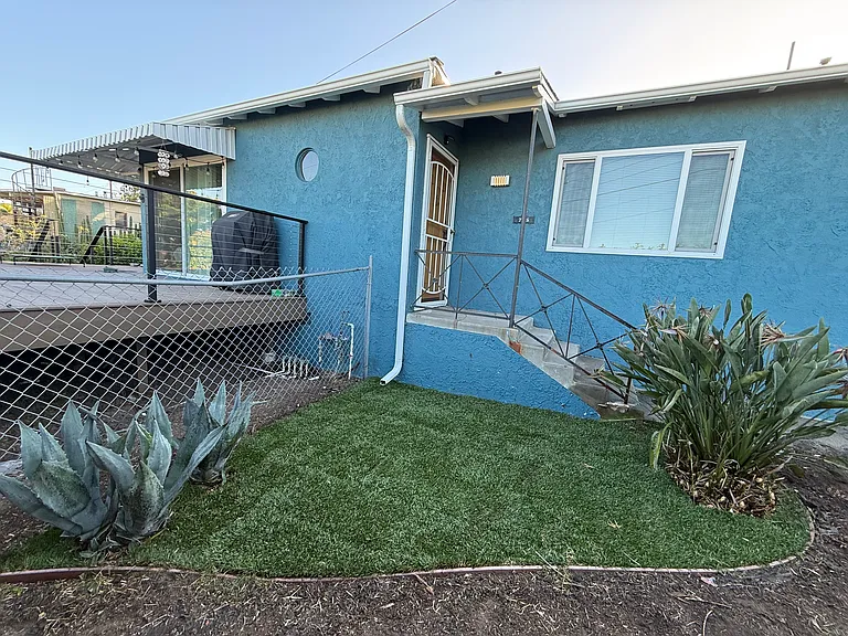 715 W Hamilton Pl — Photo 2