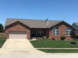 329 Newcombe Ln, Chatham, IL 62629