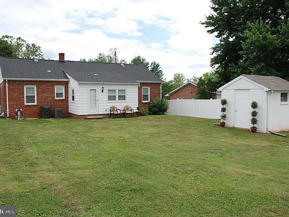 2nd image of 884 Hilltop Dr