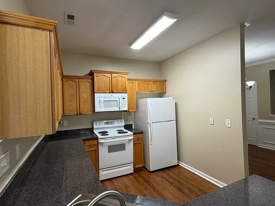 3 bed, 2.5 bath, 1500 sqft, $2,300 — Photo 3