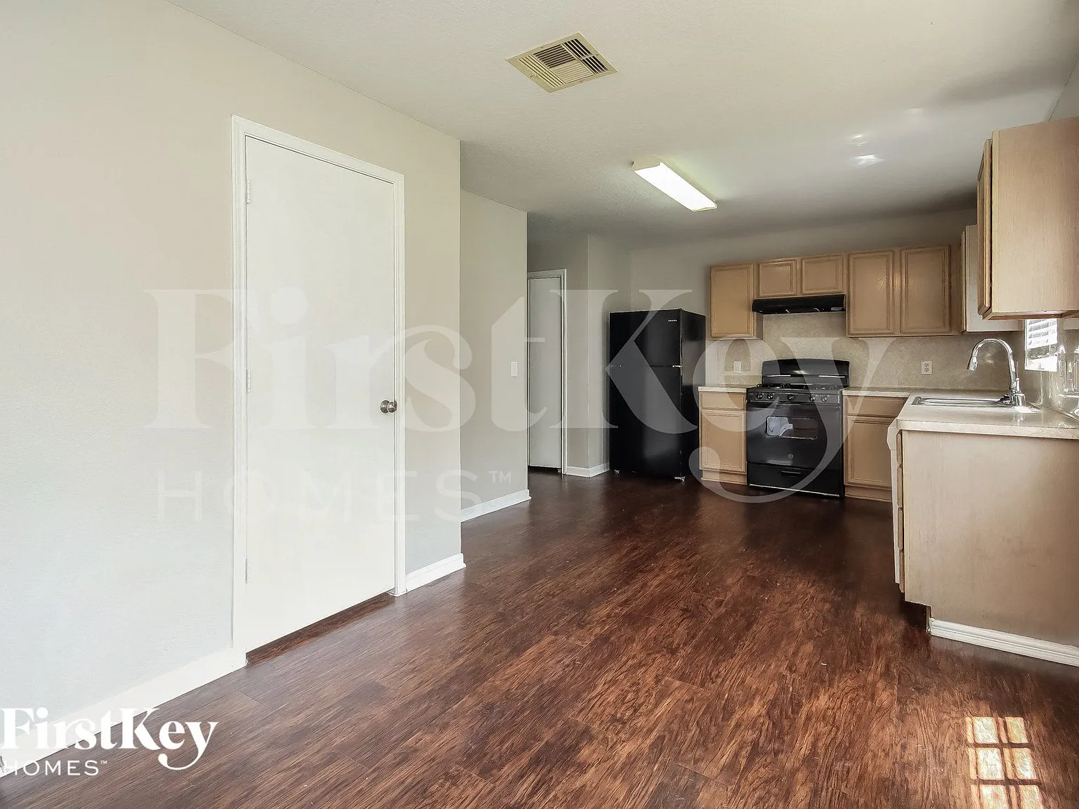 4 bed, 2.0 bath, 2018 sqft, $2,075 — Photo 4