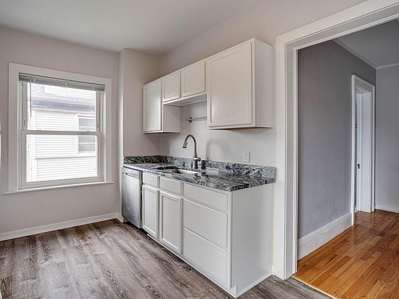 5th image of 3044 James Ave S #3