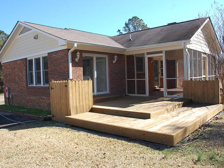 104 Dorchester Ln — Photo 3
