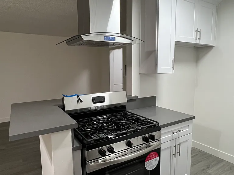 1031 Elm Ave #1 — Photo 2