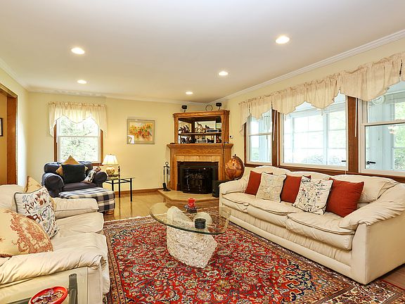 3rd image of 17 Goldfinch Ln