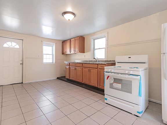3rd image of 150 N Pierpont Ave